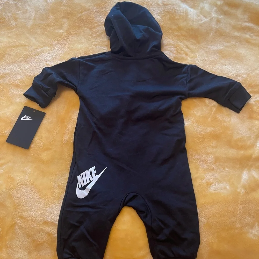 Nike - Picture 2 of 3